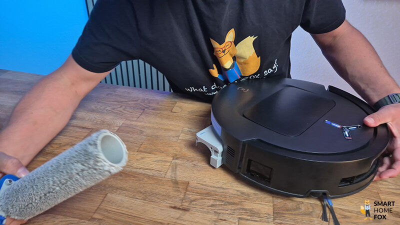 Die Wischwalze des ECOVACS DEEBOT T80 OMNI wird zu Wartungszwecken entnommen.